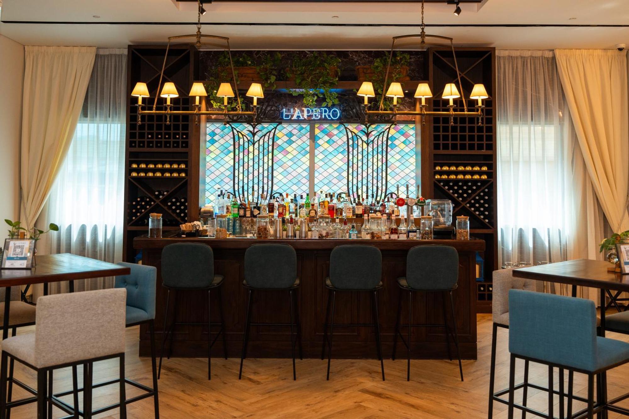 Sofitel Dubai Downtown Hotel Kültér fotó The bar at the hotel